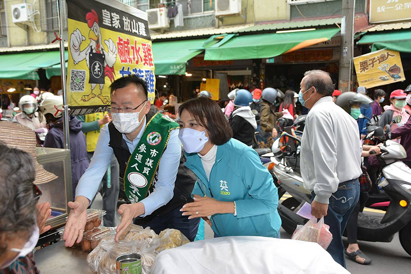 立委邱議瑩陪同朱明宏在歸仁傳統市場掃街拜票