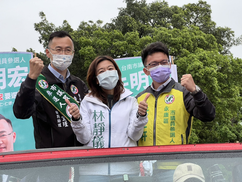 立委林靜儀(中)陪同朱明宏(左)、朱正軒(右)車隊掃街拜票