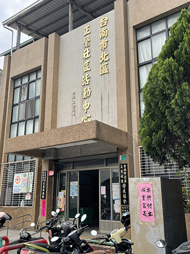 原正覺里活動中心於民國73年建造，為磚造建物，已逾30年，已有漏水、水泥剝落、磚牆外露現象