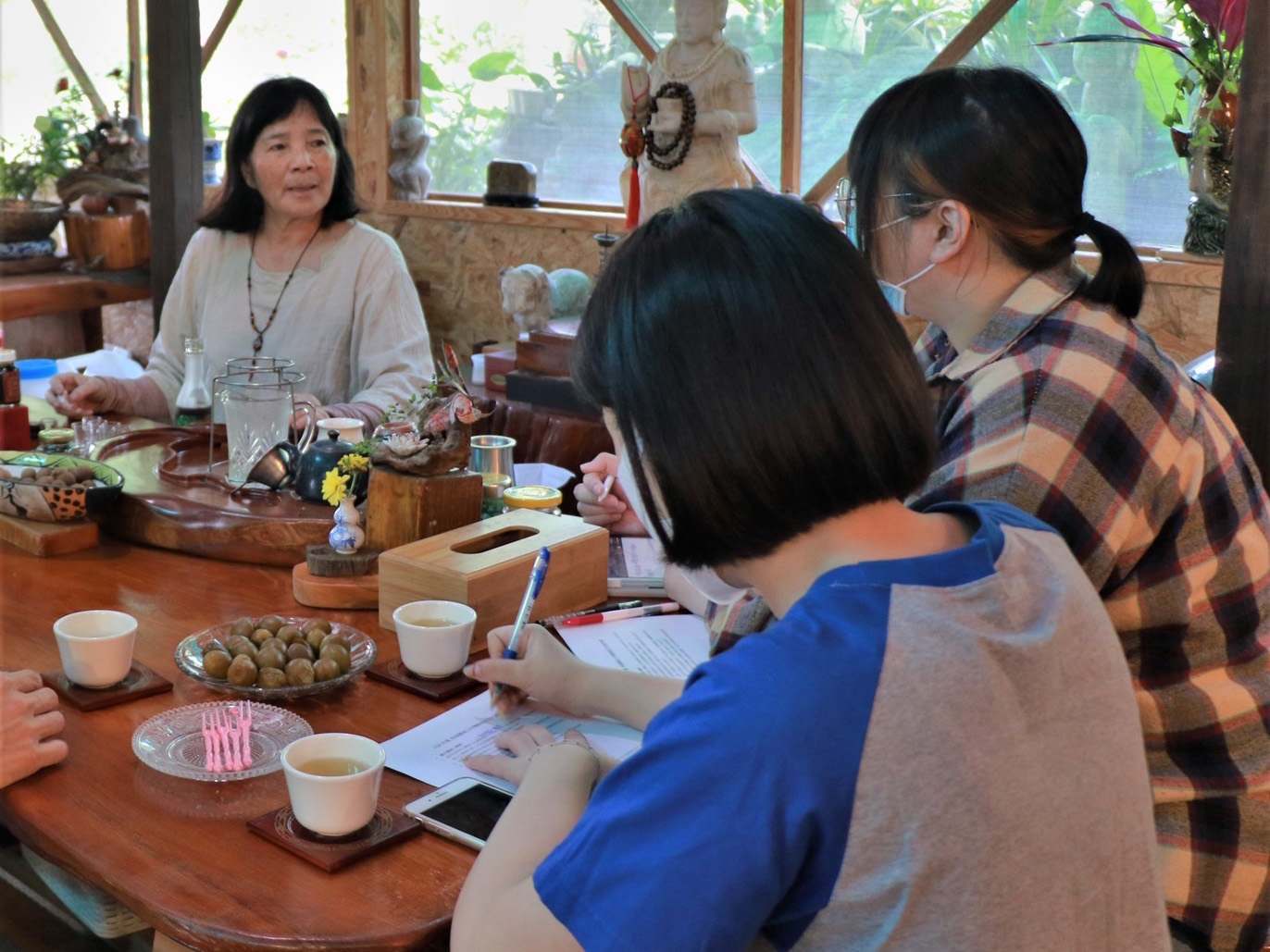 崑大學生與黃金華女士（左）進行訪談