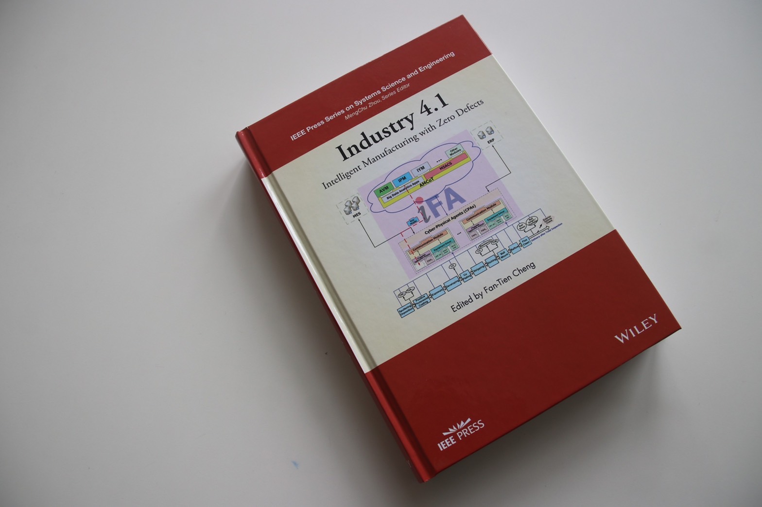 國立成功大學智慧製造研究中心鄭芳田主任去年與其研究團隊,將多年來的研究心血集結成冊,委由 IEEE 出版的英文專書《Industry 4.1: Intelligent Manufacturing with Zero Defects》。
