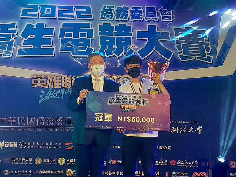 僑委會副委員長呂元榮頒發獎盃及獎金給團體組冠軍隊伍莊敬工家「 6 CON GA」