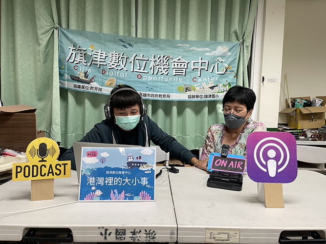 鐘啟榮老師（左一）與學員一同錄製節目