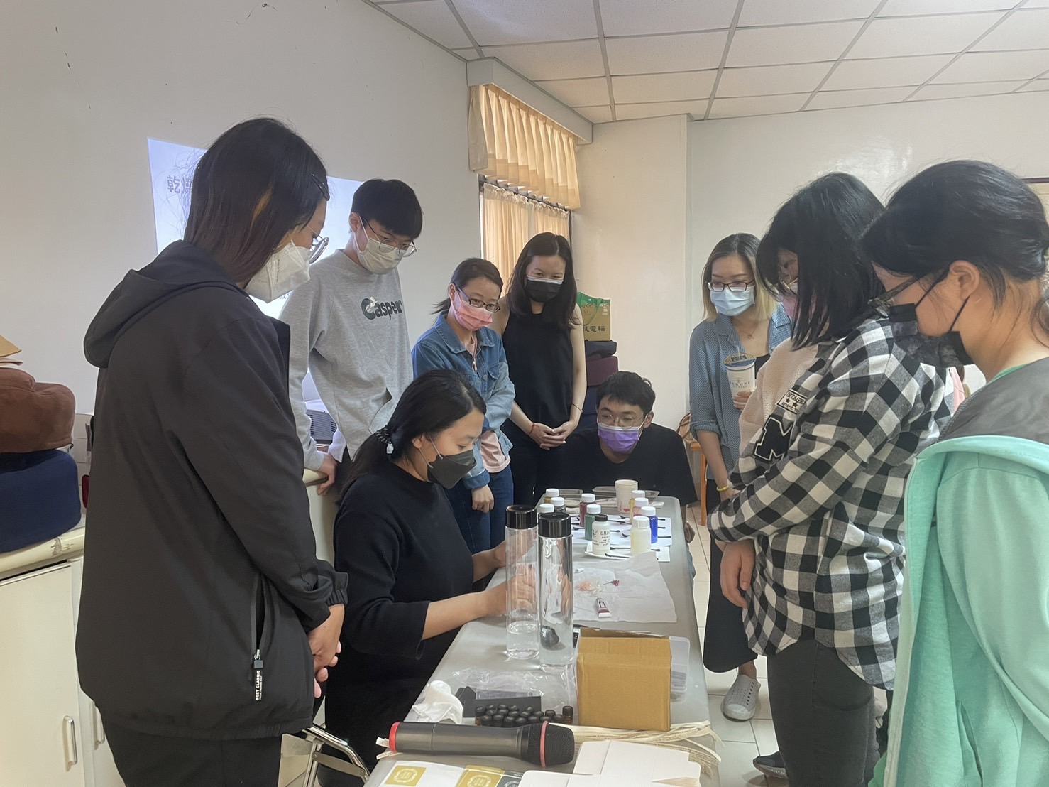學員們認真看廖馨霓芳療師示範乾燥花擴香石製程