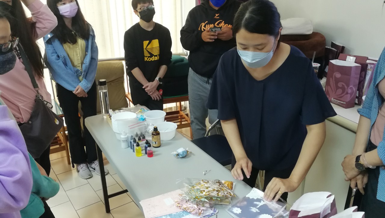 廖馨霓芳療師示範製作方法