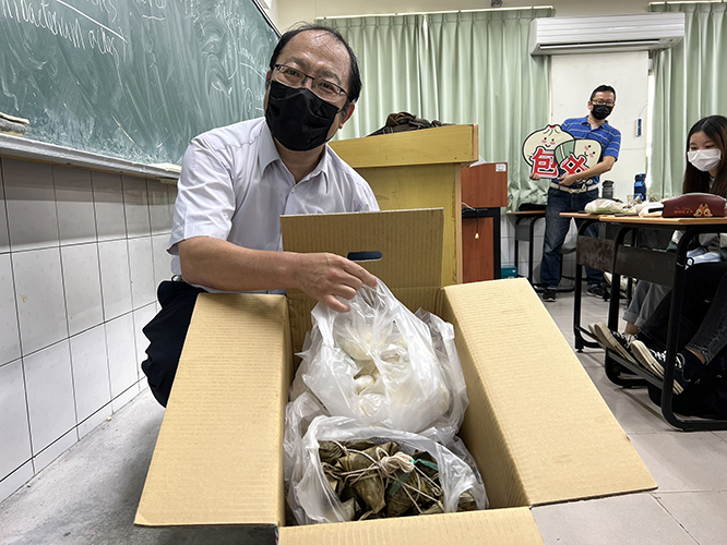 中華醫大校長孫逸民準備500多顆包子和粽子送應屆畢業生祝福國考「包中」。