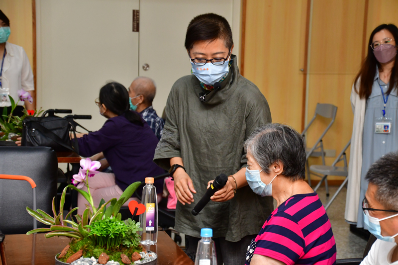 過園藝花卉體驗活動，讓病友們願意來活動身體。