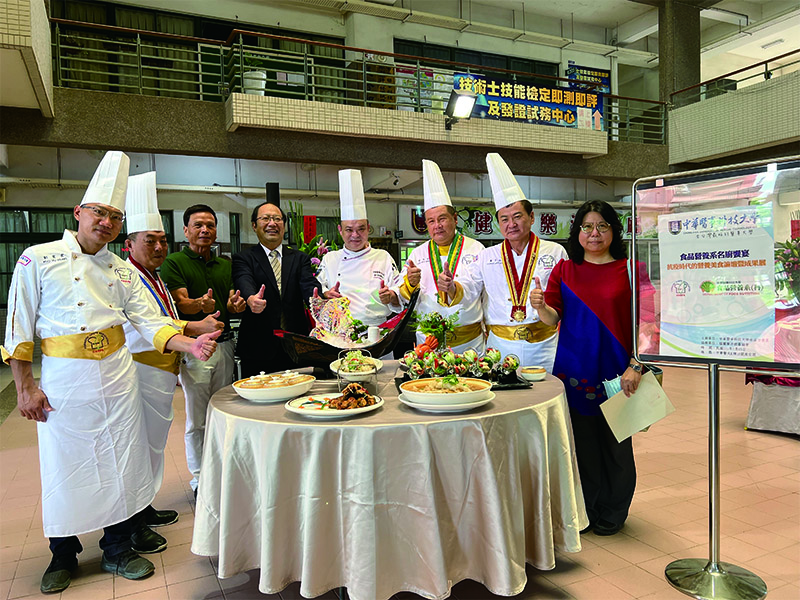 中華醫大校長孫逸民（右五）與食營系系主任洪千雅（右）與六位大廚展示完成的拿手大菜。