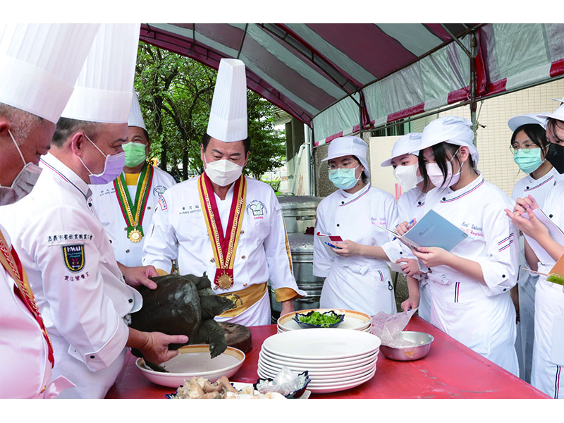 難得名廚聚一堂，中華醫大食品營養系學生現場見習聆聽大師講解食材特性和營養。