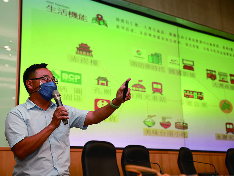 課外組組長許俊鴻為學生介紹生活機能