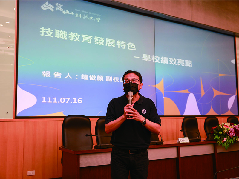 副校長鐘俊顏為活動開場致詞 並介紹學校亮麗績效