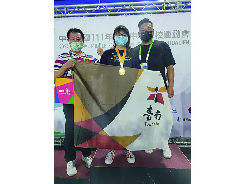 金城國中李姵萱,榮獲國女游泳50仰、100自、200自三面金牌