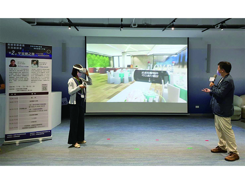 愛吠的狗內容長廖正雄展示VR虛擬會展技術,邀請業者上台體驗。