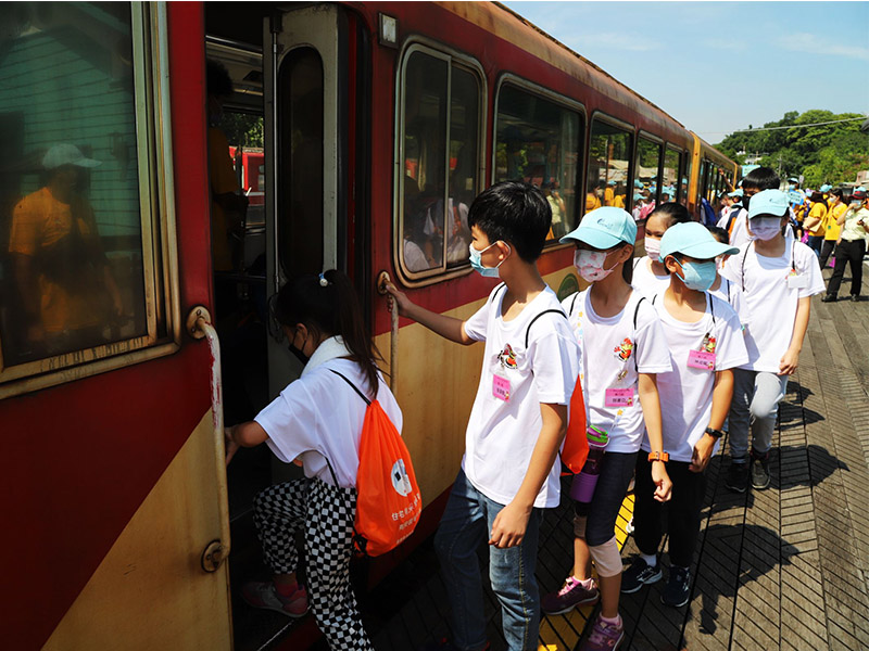 夏令營學員搭乘阿里山林業鐵路體驗嘉義特有景點。