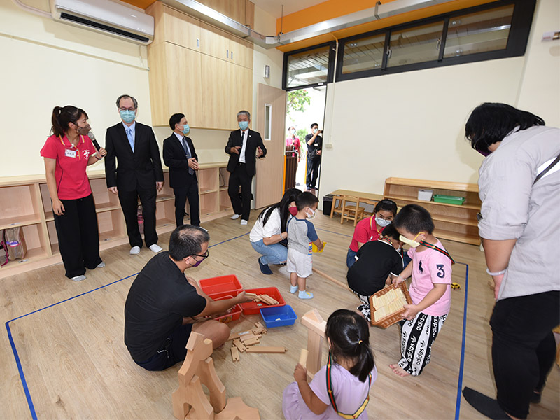 勞動部次長陳明仁由雲嘉南分署長程泰運陪同參觀教保中心環境。