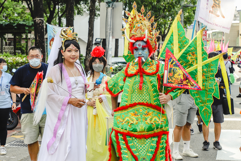 民眾扮大士爺及觀音菩薩發揮創意相當有趣。