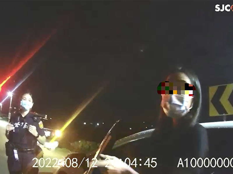 女大生在嘉義偏僻產業道路上迷航,警方獲報立即前往救援。(圖/民雄分局提供)