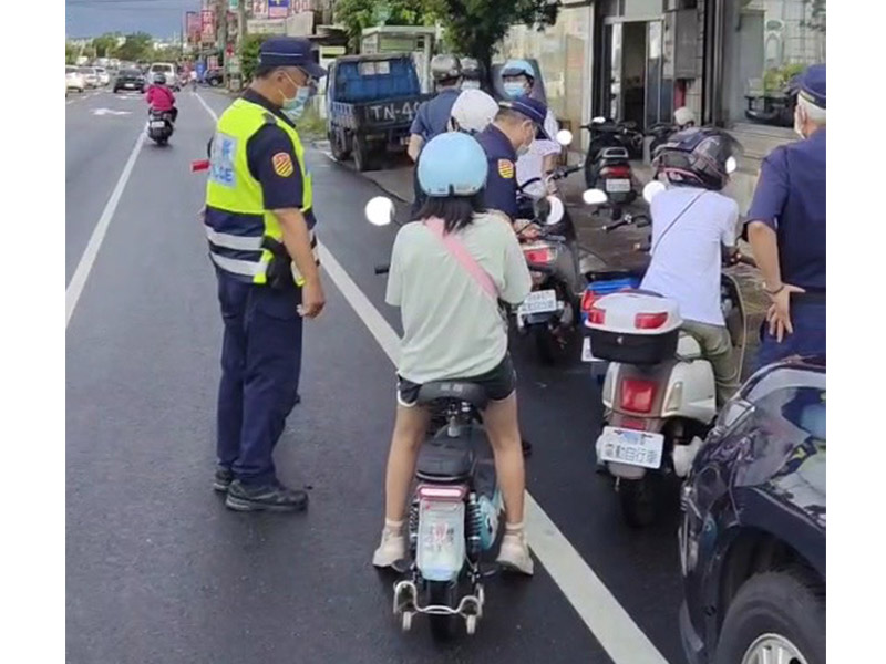 嘉縣警取締違規電動自行車騎士。