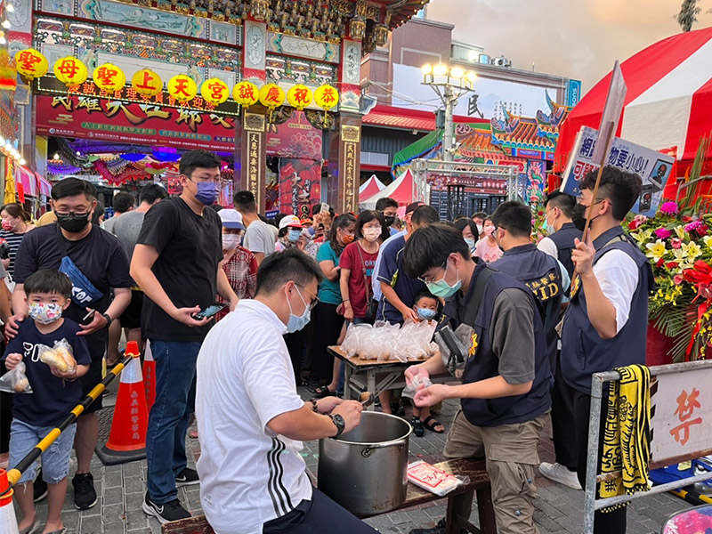 民雄警在大士爺廟前廣場提供虎爺茶葉蛋免費供民眾享用。