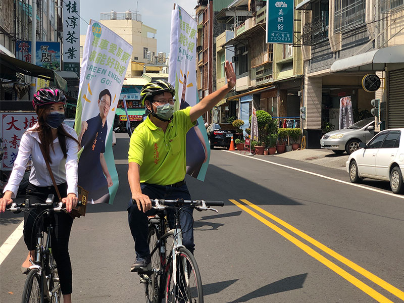 李清聖以騎自行車方式拜票拉近與屏東市民的距離