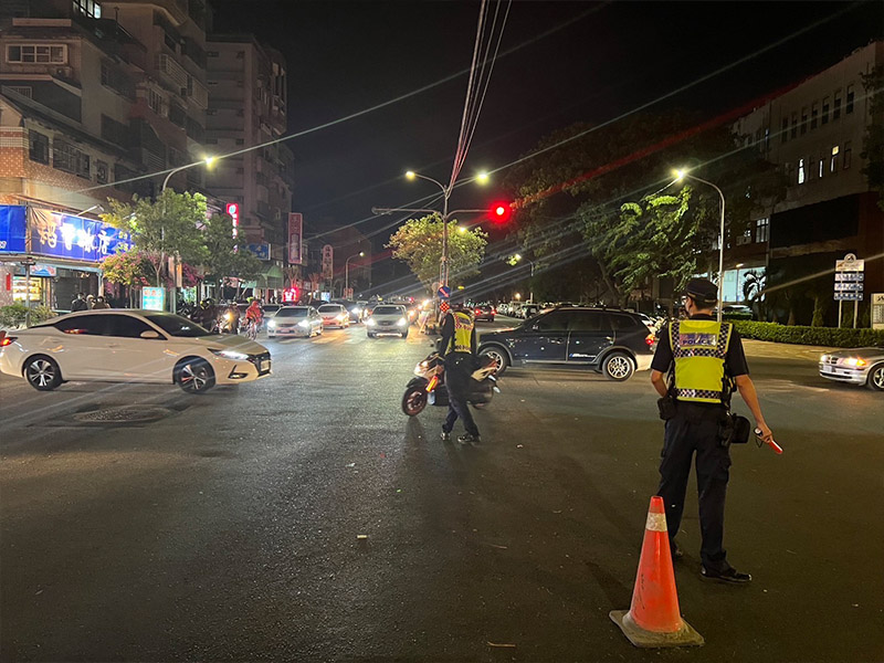 國慶焰火活動交通疏導措施下午14時實施，民眾均能遵守警方規定及指揮。