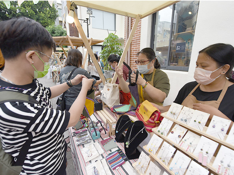 台南市玉山原鄉全人關懷協會現場展現原民手工藝品，吸引不少民眾駐足購買。