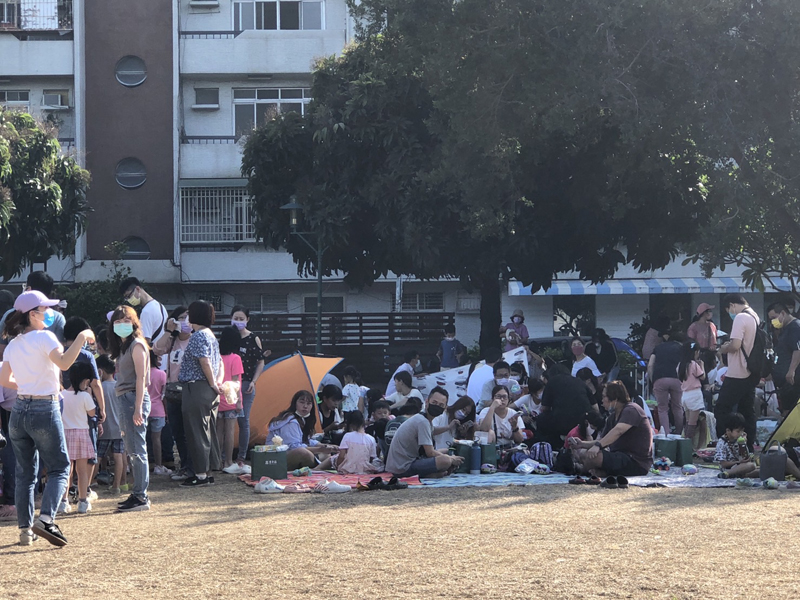 農糧署南區分署在台南市南門公園舉辦「秋日野餐FUN 有機」親子野餐活動。