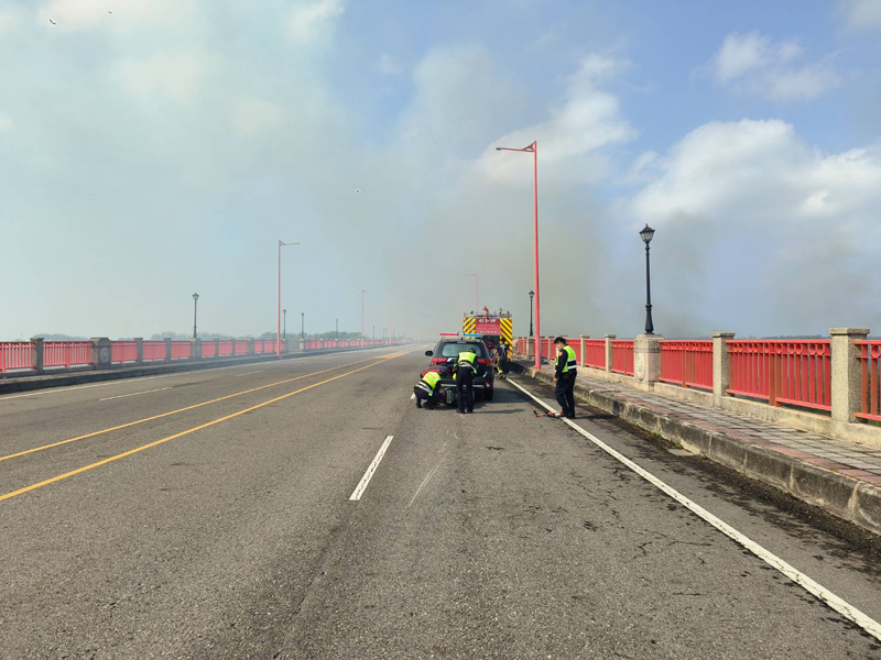 東石港口大橋下焚燒雜草濃煙影響視線，造成交通事故。