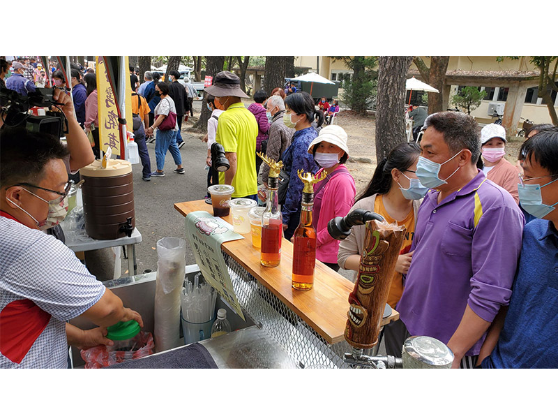 台灣鹿茸生物科技攤位前吸引相當多民眾駐足嘗鮮。