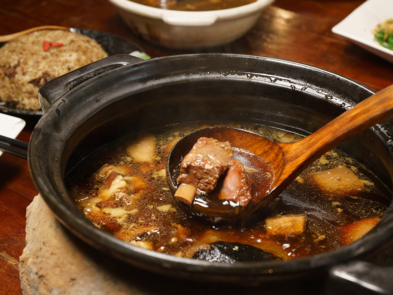 大林在地人推薦的必吃美食「狗尾雞鍋」。