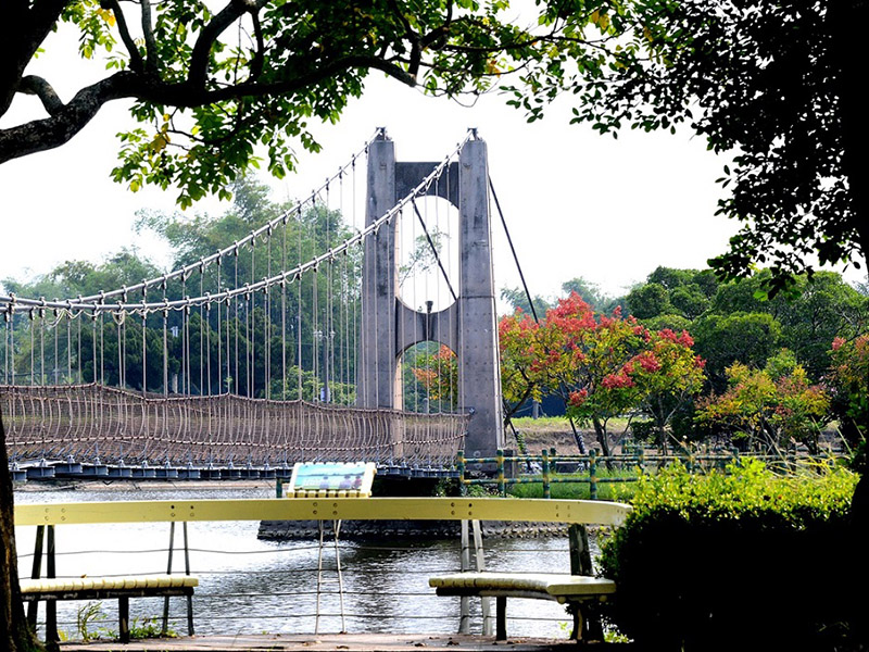 即日起至111年12月31日止，憑新化果菜市場發票或收據，可享入園半票優惠