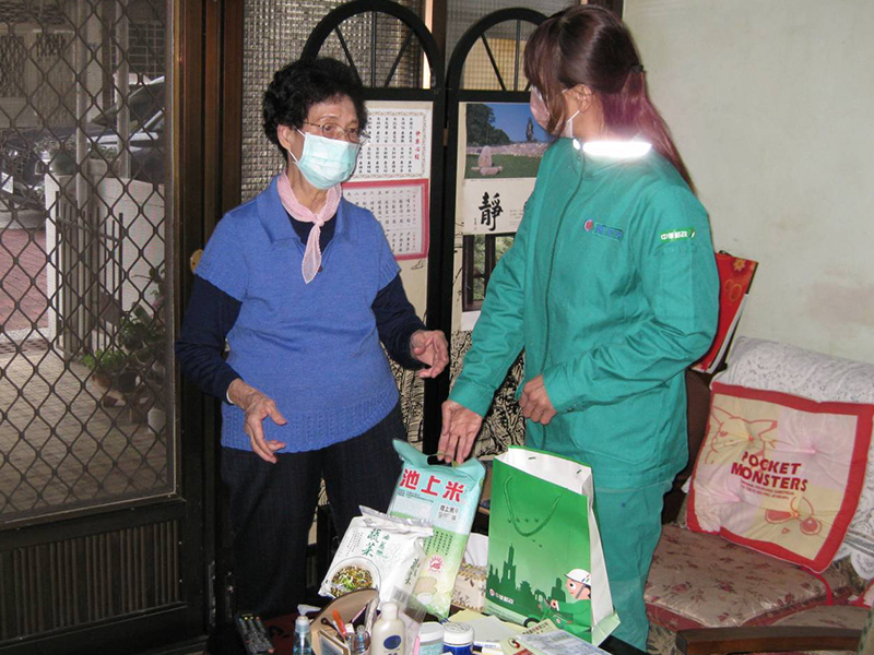 台南郵局長期關懷獨居長者們的日常生活