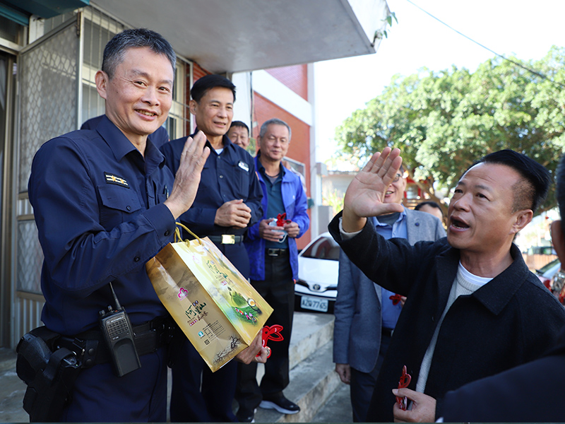 翁章梁送上高山茶及紅包慰勞員警在山區值勤的辛勞。