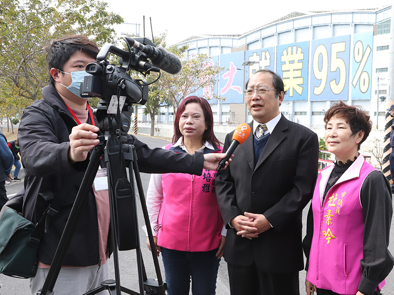 中華醫大校長孫逸民偕同兩位傑出校友台南市議員杜素吟、曾培雅接受媒體 訪問談三爺溪治水。