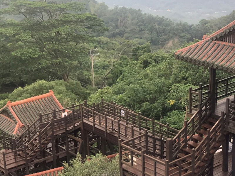 碧雲寺前木棧步道平台整修提供遊客安全舒適的木棧步道