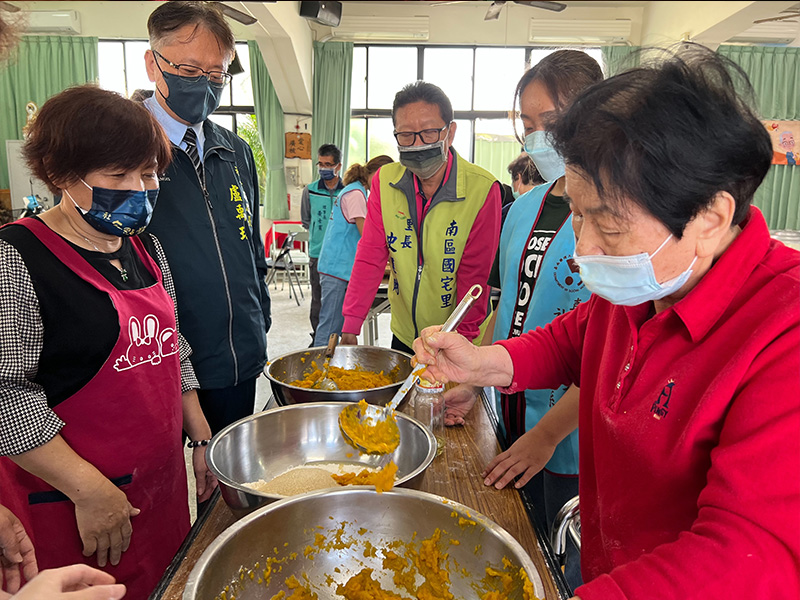 銀髮老師阿鶴阿嬤示範製作饅頭