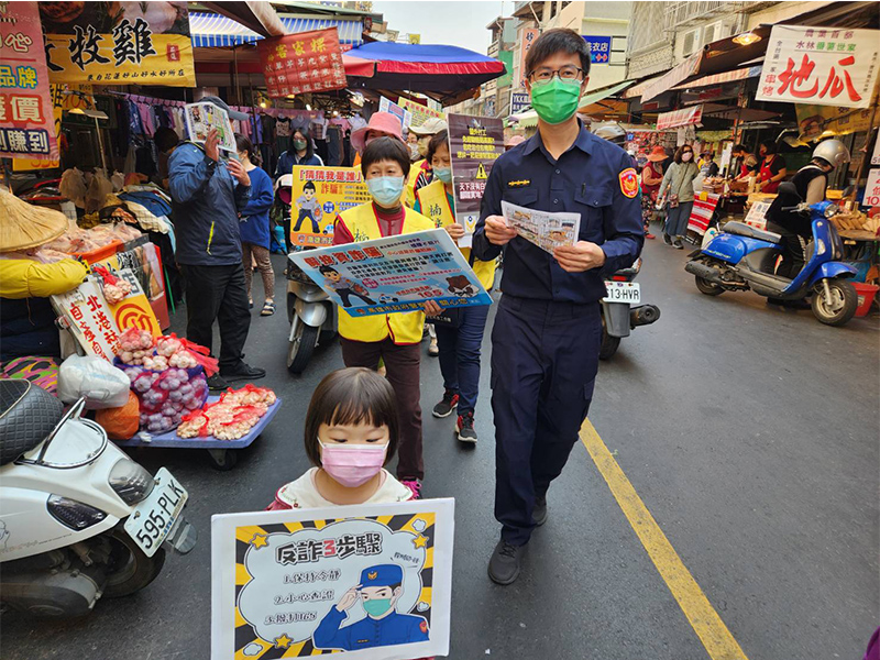 楠梓警分局右昌派出所員警與在地里長及志工在莒光市場宣導反詐騙。