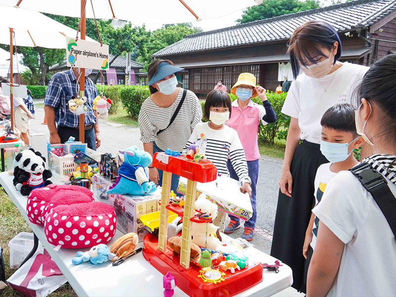 「知足藏樂-二手免廢市集」活動，許多家長會帶著孩子一起來參加，並教導惜福愛物的精神