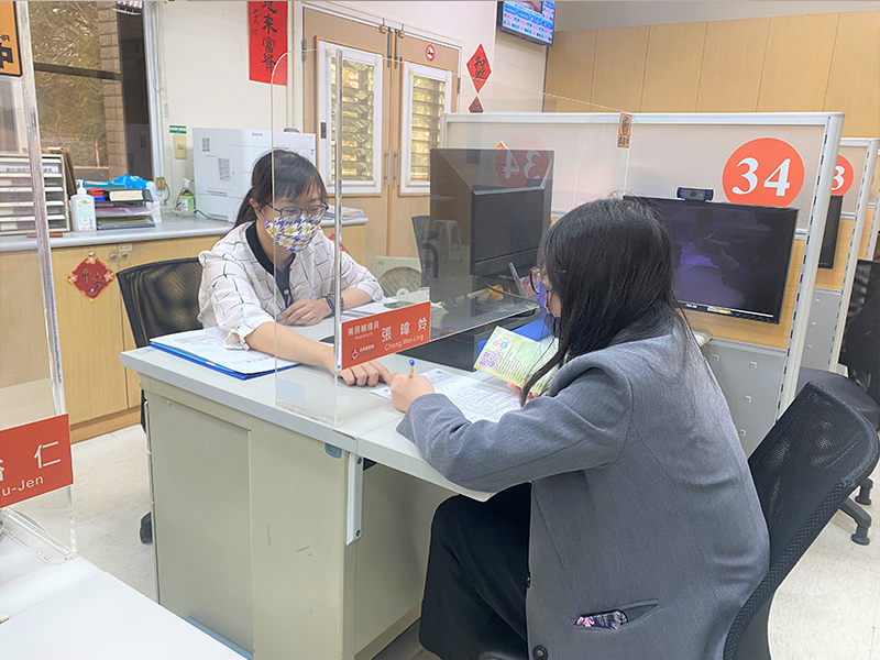 台南中心就拓員張暐姈(左)憑藉過往在旅宿業擔任人資的直覺，以換位思考的角度協助轄區企業徵才，補實近2.3萬個人力缺口。