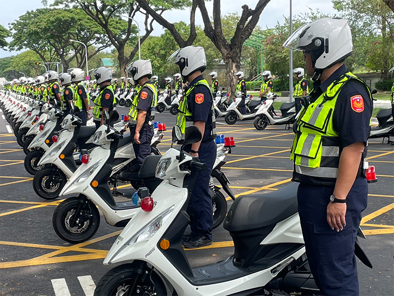 縣長翁章梁18日主持授車及校閱儀式，感謝堅守崗位的員警同仁