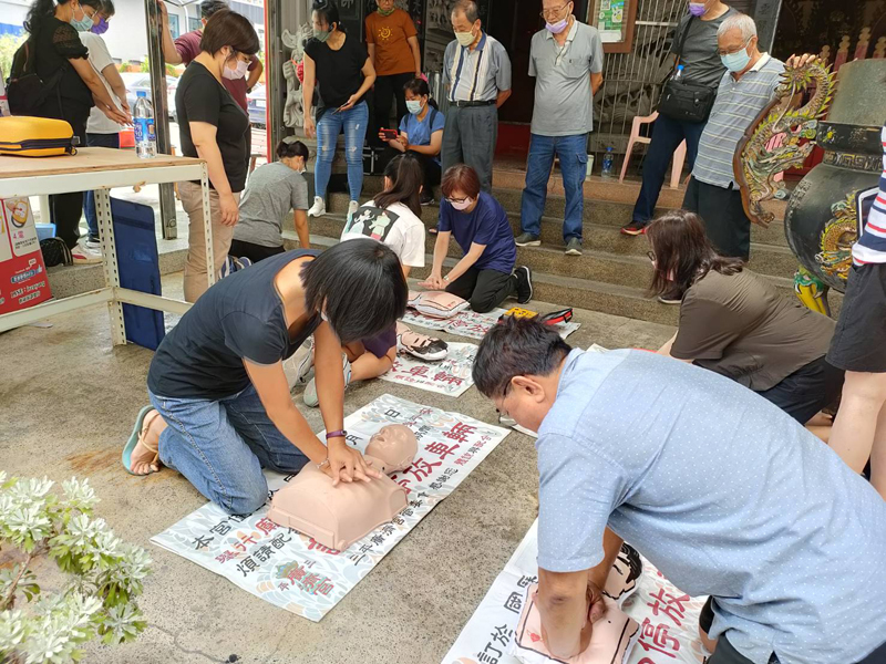 三平廣濟宮自費購買一座AED，並請專人前來教導民眾CPR與AED的使用方法。