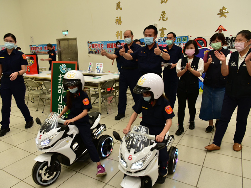 「小小警察體驗營」活動模擬警察職業體驗