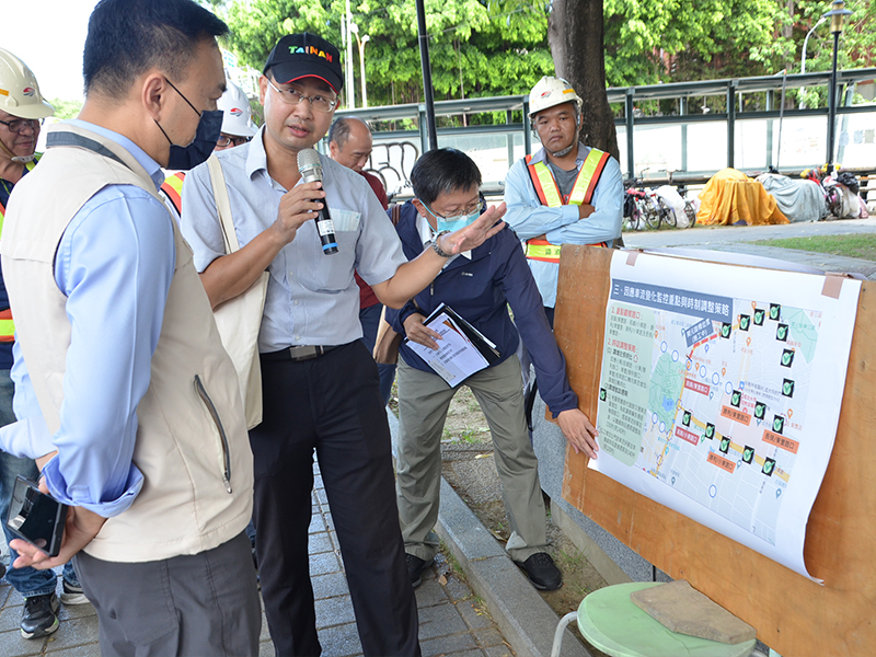 局長王銘德相當關切台南市區鐵路地下化工程，帶給市民的交通不便問題