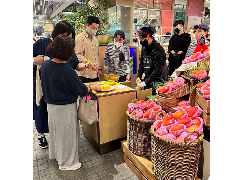 首爾最高檔的汝矣島現代百貨地下超市的活動現場。