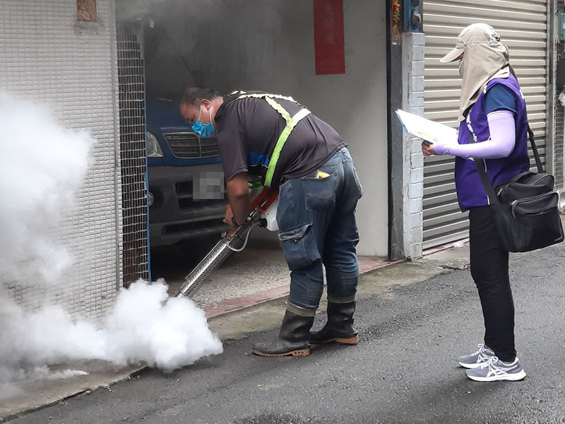 積水容器易成為病媒蚊孳生溫床，衛生局籲加強巡倒清刷。