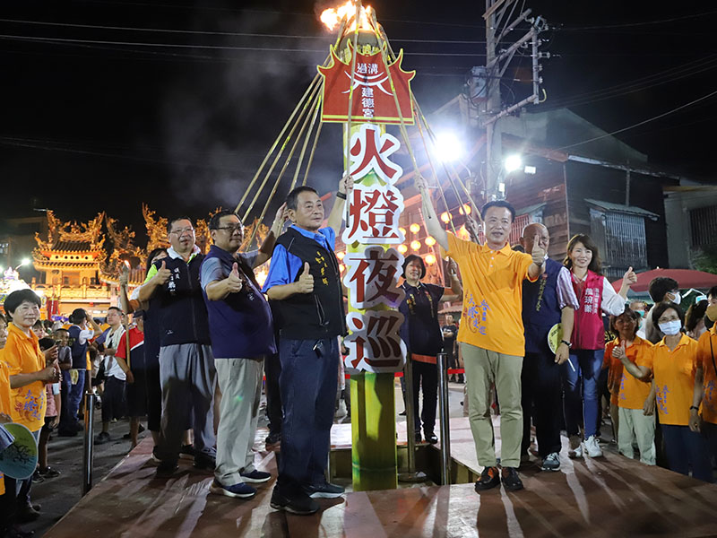 縣長翁章梁與數百位民眾，虔誠跟隨李王爺繞行庄頭