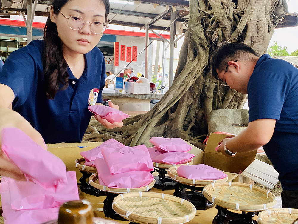 七股後港天后宮舉行藥普，祭獻一帖帖中藥，為好兄弟進行藥懺與醫治