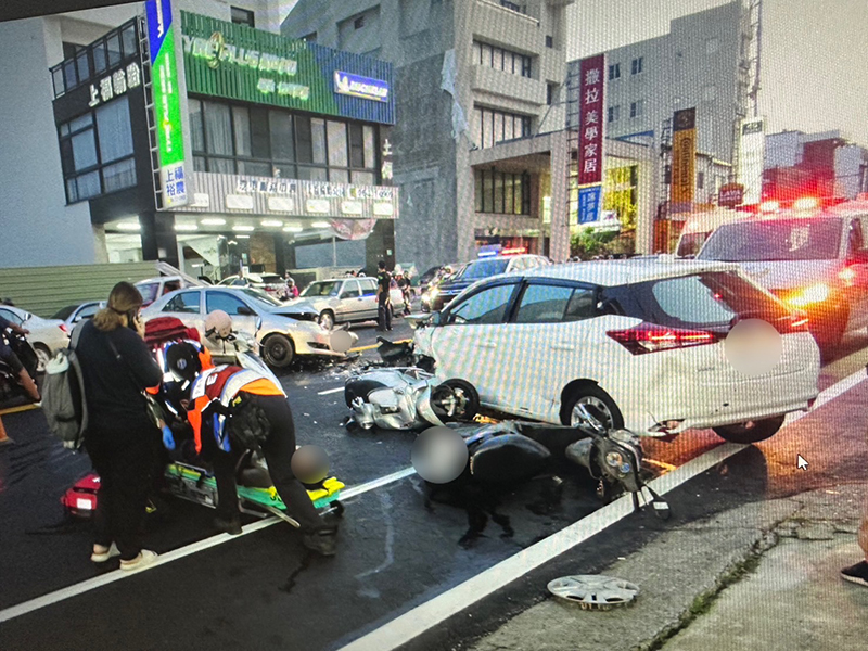 台南市東區裕農路自小客車跨雙黃線衝撞對向自小客，波及4輛機車2人送醫。（圖／台南市警察局第一分局提供）