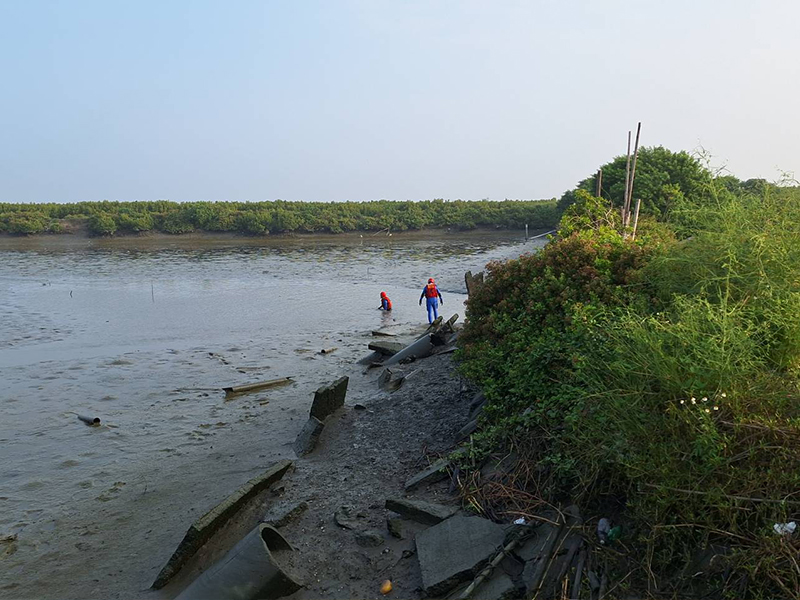 救援人員抵達後即實施救生艇水上搜索及岸際搜索