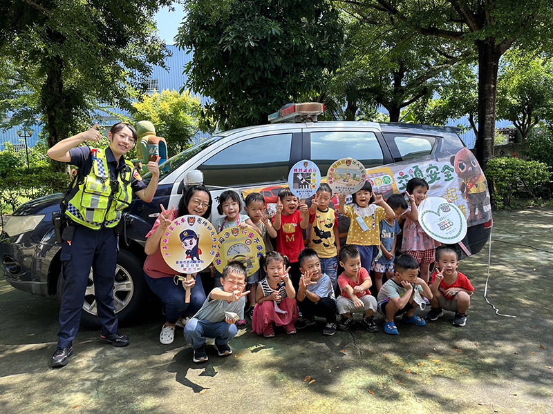 長安國小舉辦的交通安全月宣導活動，學校教師、學童與員警在警車前合影（圖／台南市警察局第三分局提供）